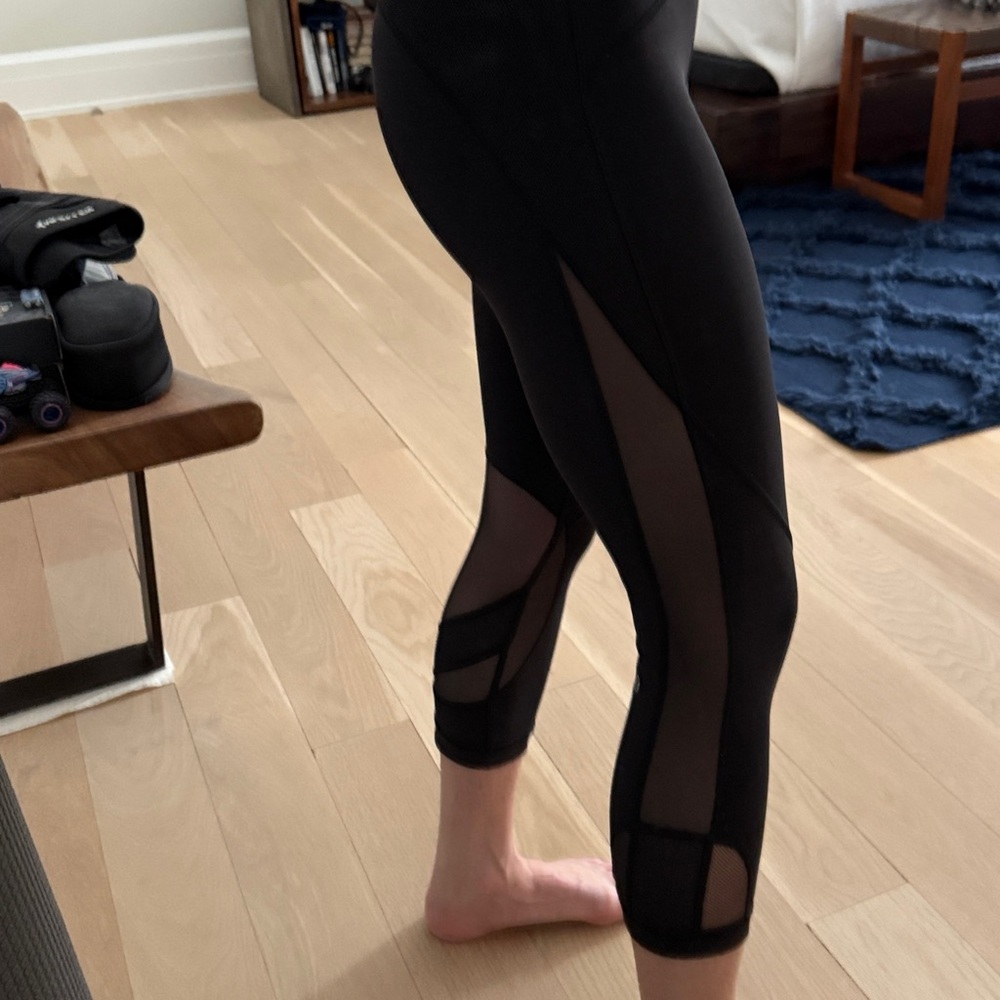 Lululemon Mesh Side Panel Black Capri Leggings, Size 6 - Picture 2 of 5